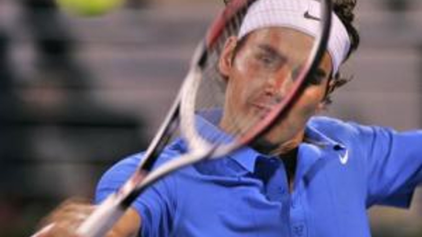 Švajčiar Roger Federer v zápase s Britom Andy Murrayom na turnaji v Dubaji 3.marca 2008.