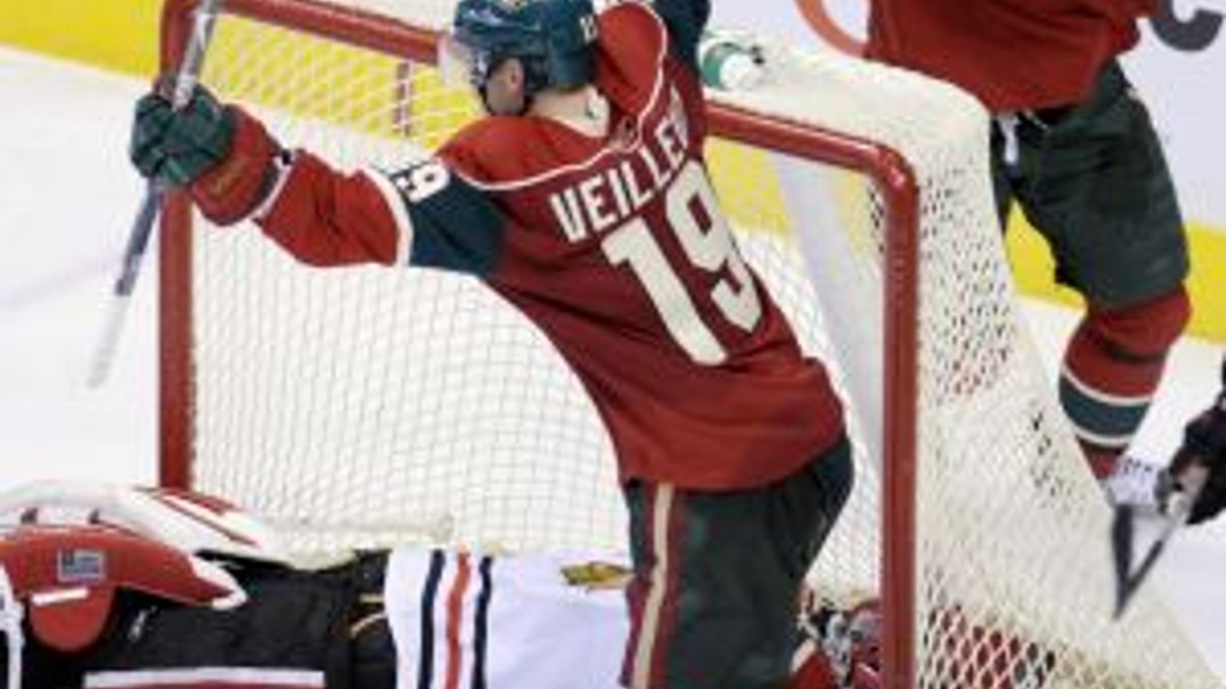 Radosť hráčov Minnesoty Stephane Veilleuxa (vpredu) a Branka Radivojeviča.