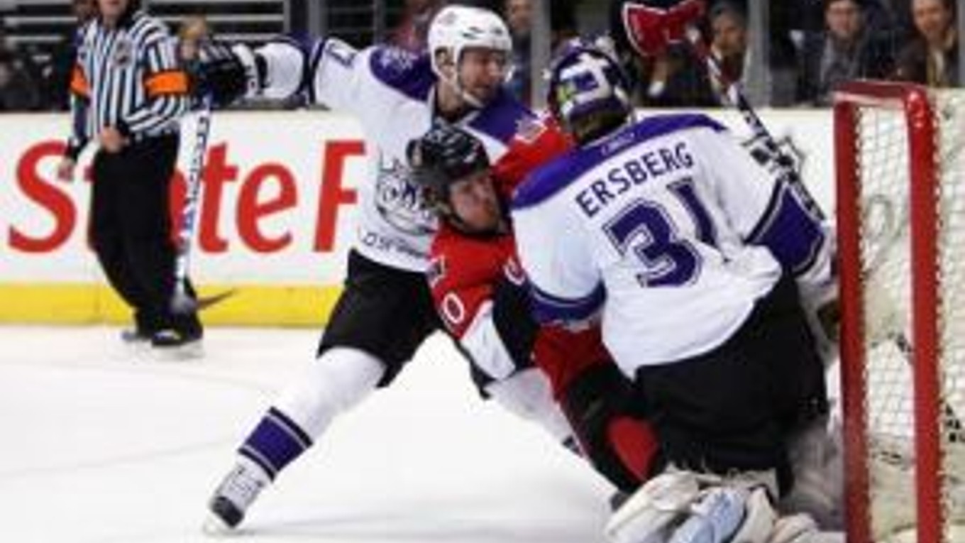 Shean Donovan (10) z Ottawa Senators tlačený Ľubomírom Višňovským (17) z Los Angeles Kings na brankára Erika Ersberga (31) v prvej tretine zápasu NHL 6. marca 2008 v Los Angeles.