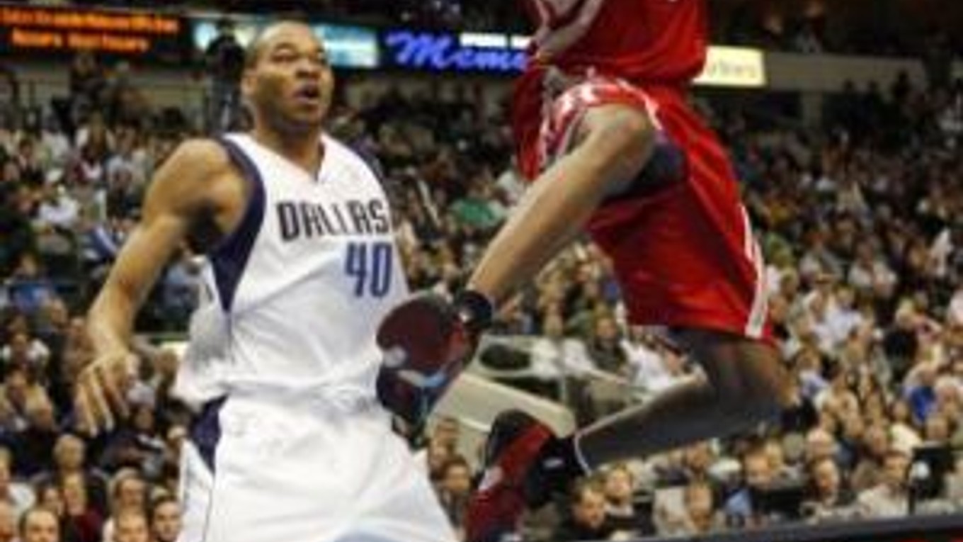 Rozohrávač Houstonu Rockets Rafer Alston zakončuje strelu v zápase proti Dallasu Mavericks.