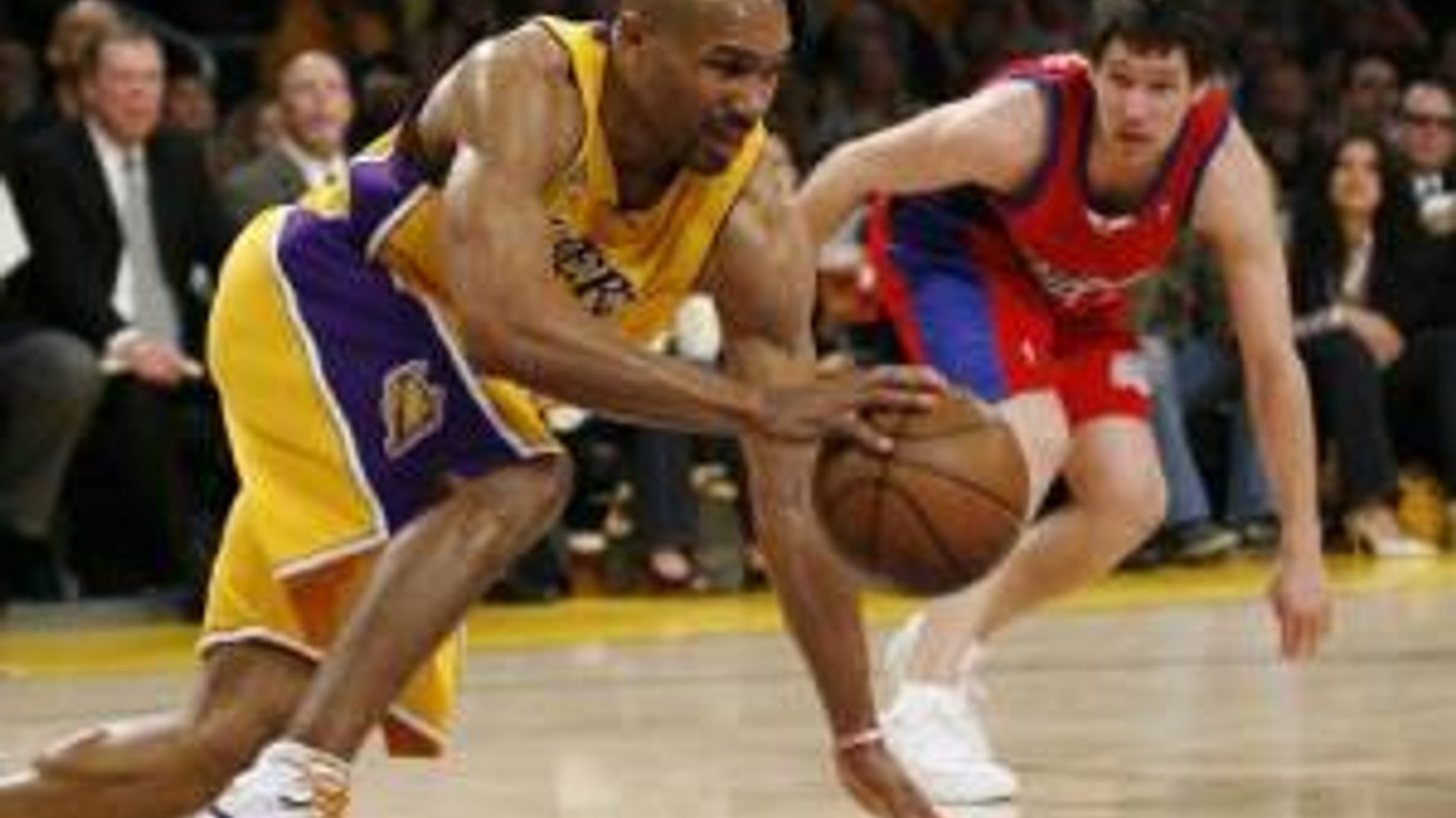 Rozohrávač Los Angeles Lakers Derek Fisher bol so 17 bodmi najlepším strelcom svojho tímu v mestskom derby proti Los Angeles Clippers.