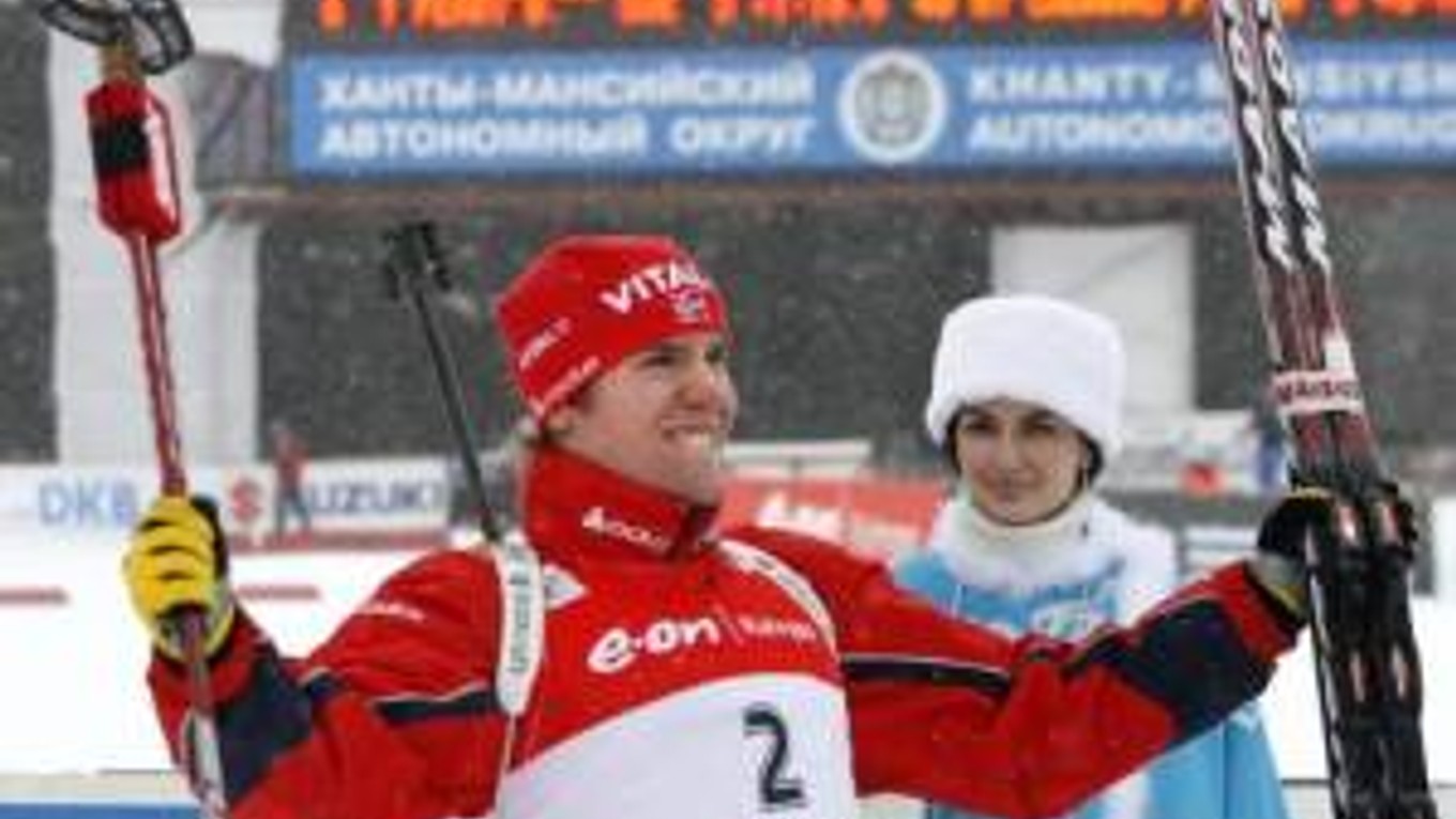 Nór Emil Hegle Svendsen oslavuje svoje víťazstvo v pretekoch na 12,5 km v rámci 8. kola Svetového pohára v biatlone v ruskom Chanty-Mansijsku.