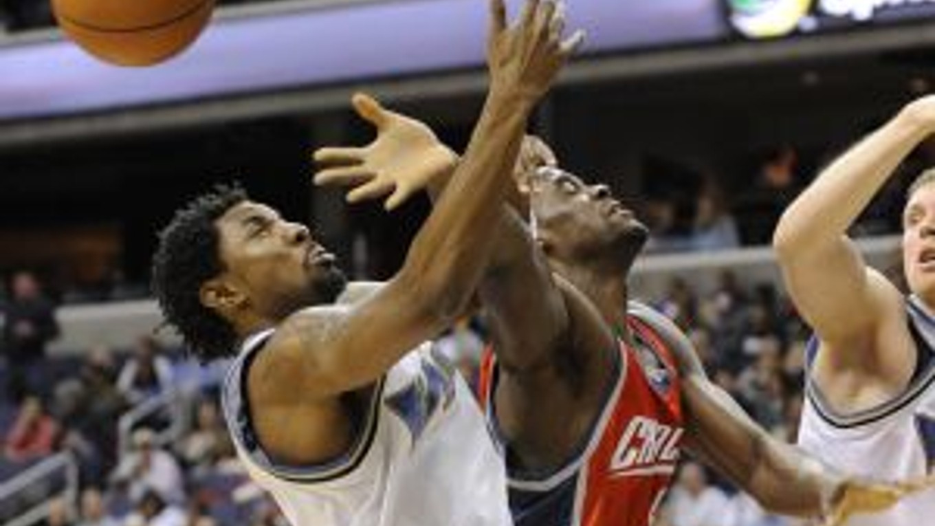 Roger Mason z Washington Wizards (vľavo) v súboji s hráčom Charlotte Bobcats Emekom Okaforom.