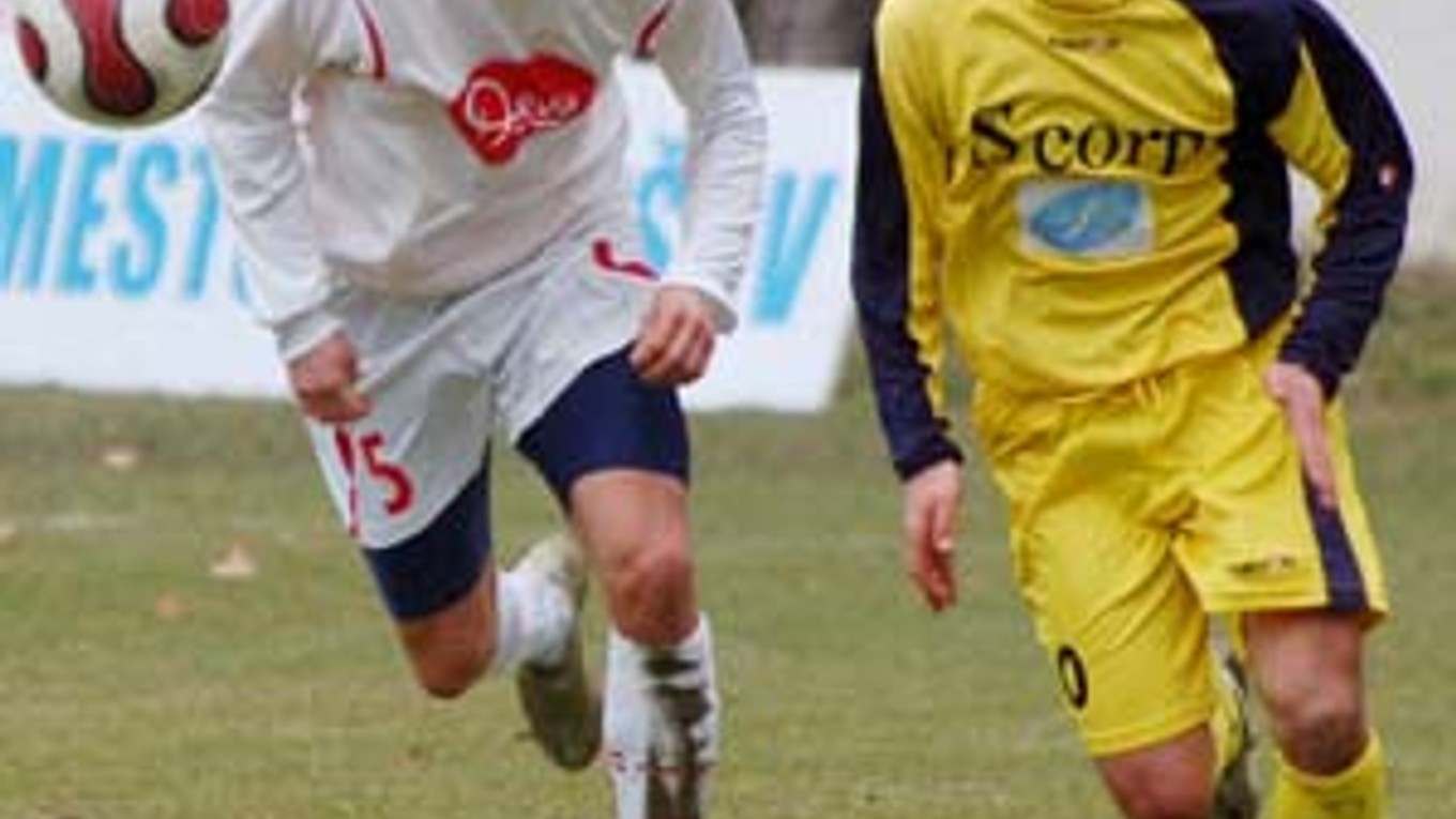 Stredopoliar hostí Viskup (vpravo) v súboji s obrancom Trebišova Hoffmanom zápase Trebišov - Michalovce 2:1.