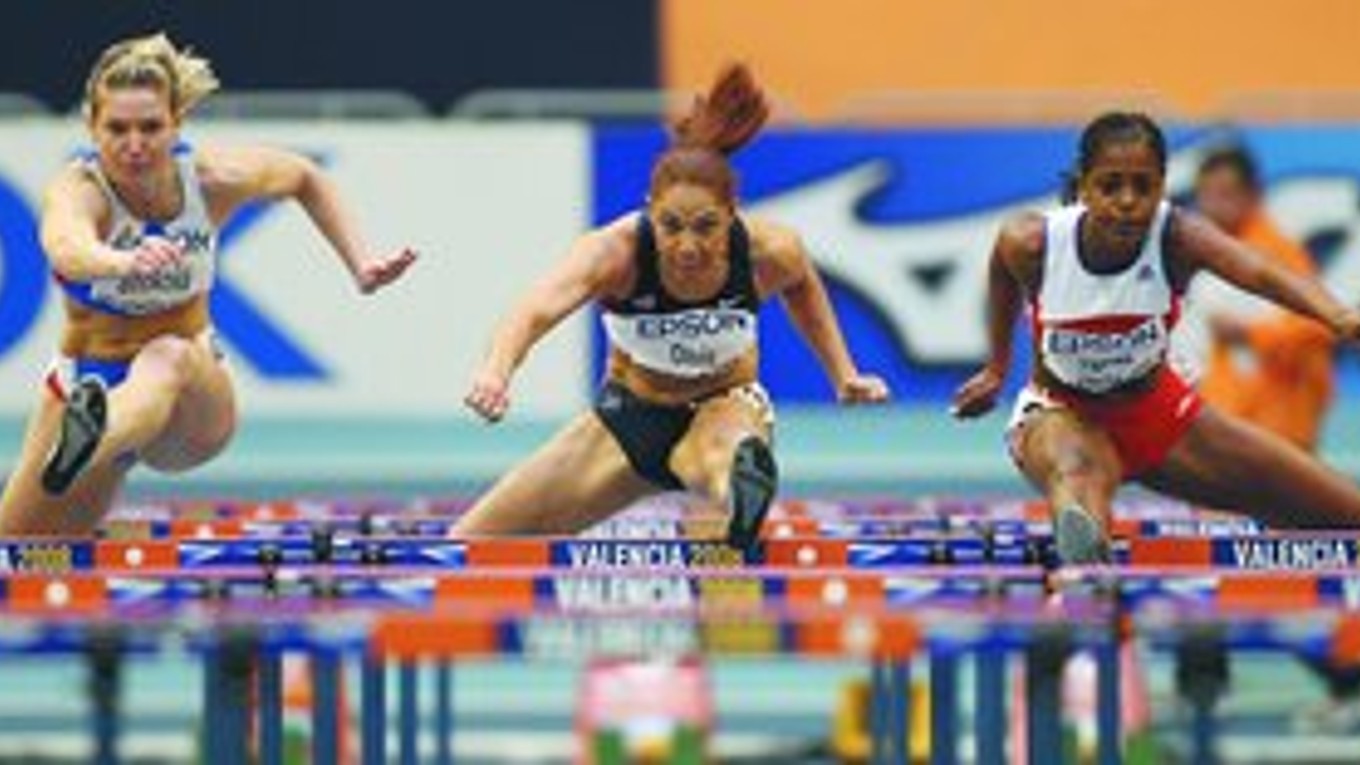 Slovenka Miriam Bobková (vľavo) na MS vo Valencii v spoločnosti Candice Davisovej (USA, v strede) a Anaye Tejedaovej z Kuby.