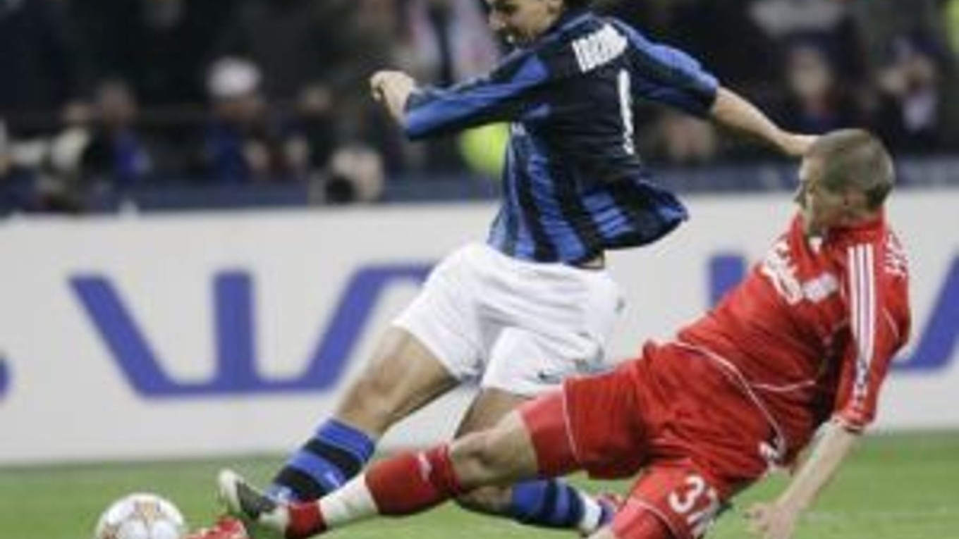 Martin Škrtel v súboji so Zlatanom Ibrahimovičom.