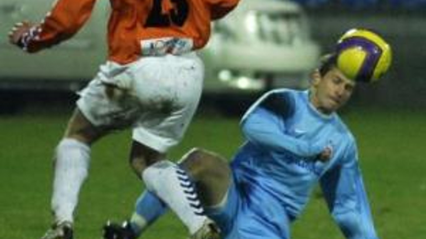 Zľava: Peter Hoferica zo Senca a Pavol Sedlák zo Slovana Bratislava v zápase 21. kola futbalovej Corgoň Ligy medzi FC Senec - Slovan Bratislava.