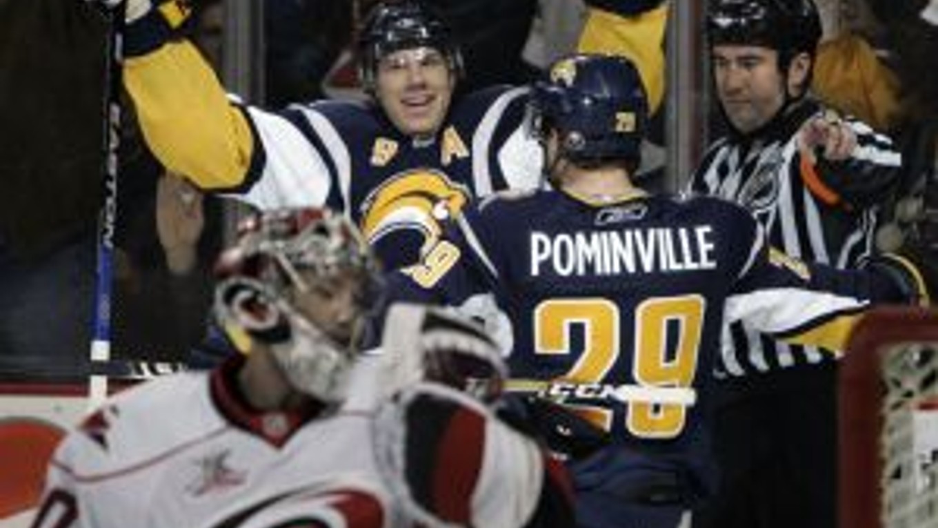 Buffalo rozdrvilo Carolinu 7:1.