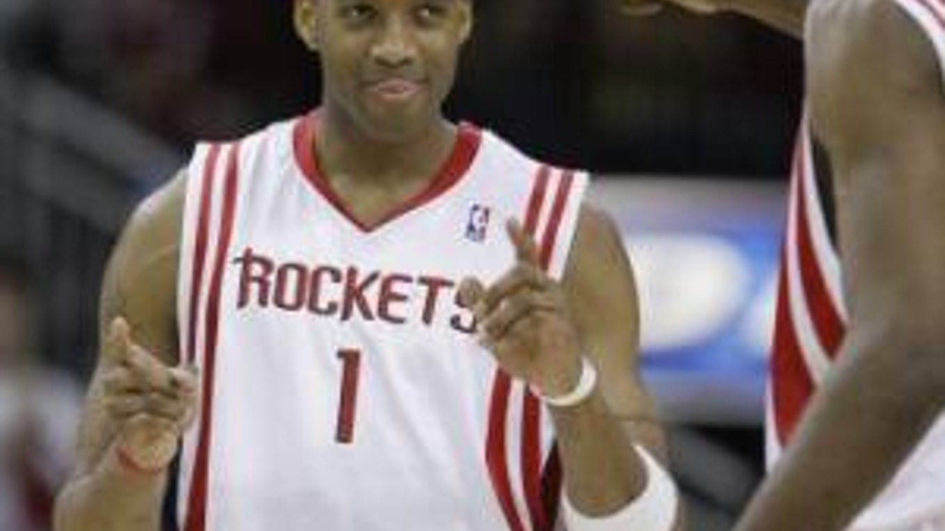 Tracy MacGrady sa teší so spoluhráčom Dikembem Mutombom z rekordného 21. víťazstva za sebou, čím sa Houston dostal na druhé miesto historických tabuliek.