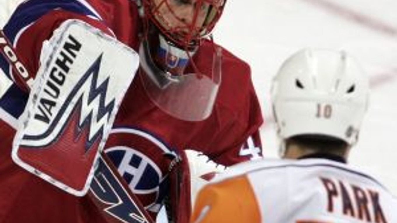 Jaroslav Halák (vľavo) v zápase s NY Islanders neinkasoval.