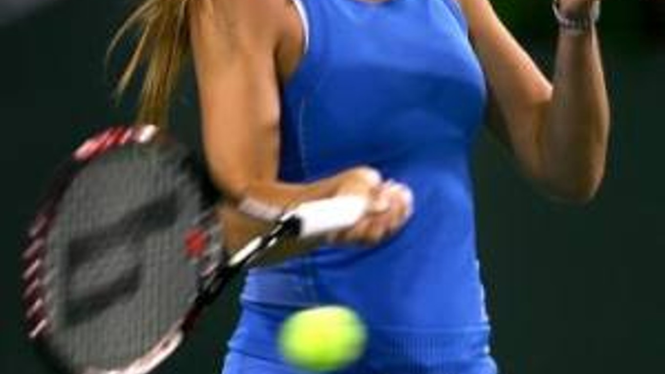 Slovenka Daniela Hantuchová odvracia loptičku proti Číňanke Jie Zhengovej počas zápasu ženskej dvojhry v treťom kole tenisového turnaja WTA v kalifornskom Indian Wells 16. marca 2008.