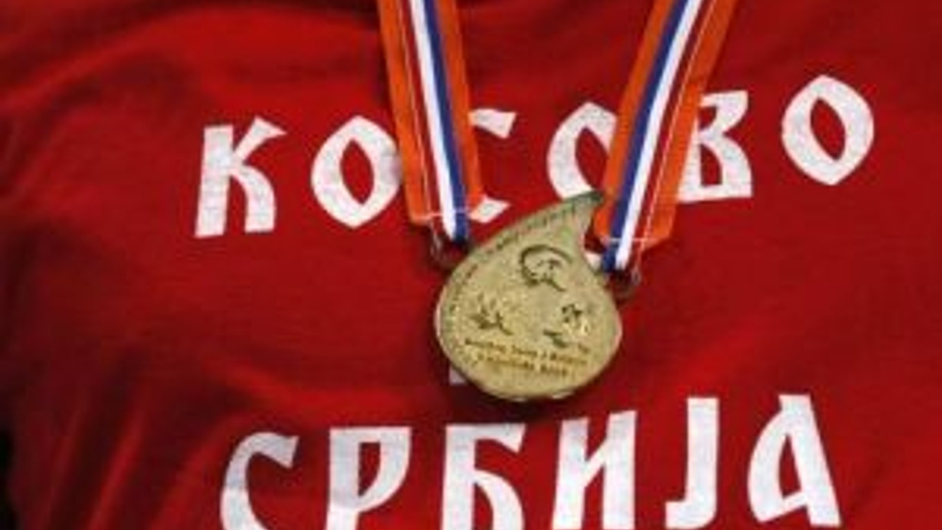 Tričko Milorada Čaviča s nápisom Kosovo je Srbsko, pre ktoré ho vylúčili z plaveckých ME