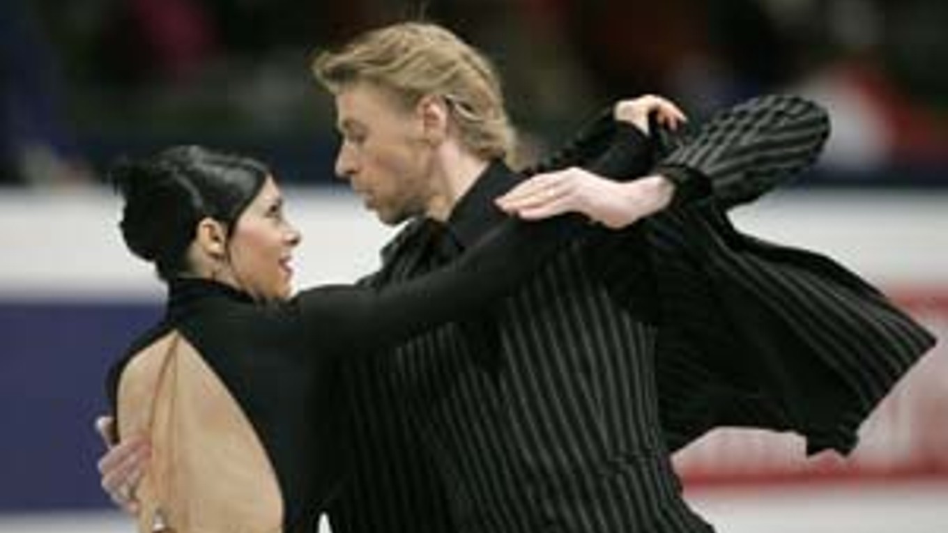 Francúzsky tanečný pár Isabelle Delobelová a Olivier Schoenfelder pri povinnom tangu.