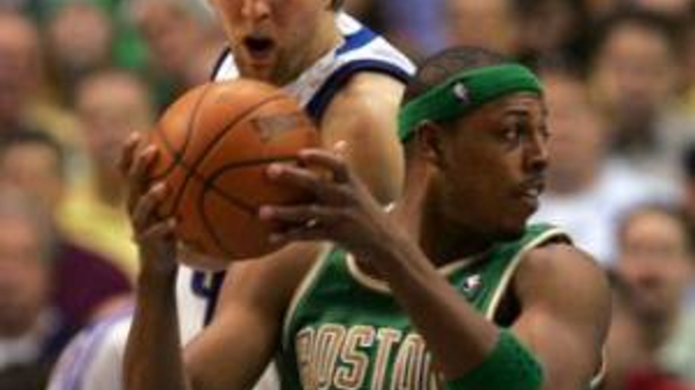 Paul Pierce bol s 22 bodmi najlepším strelcom Bostonu vo víťaznom zápase proti Dallasu.