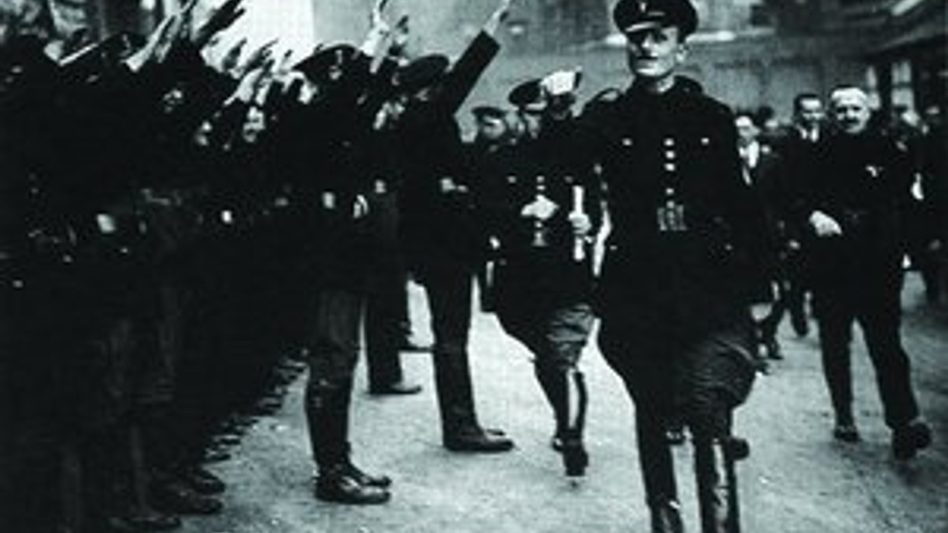 Sir Oswald Mosley s jednotkou svojich čiernokošeliarov. Mosleyho paramilitantná organizácia podľa vzoru nemeckých SA vyvolávala v Londýne pouličné bitky zamerané najmä proti Židom a komunistom.