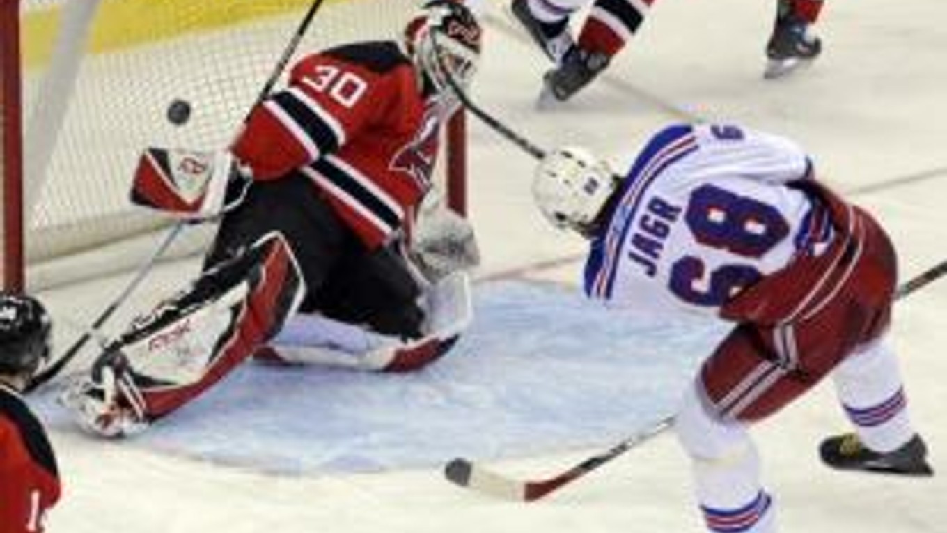 Český hráč mužstva New York Rangers Jaromír Jágr, vpravo, dáva gól do bránky Martina Brodeura z New Jersey Devils v zápase NHL 6. apríla 2008 v Newarku.