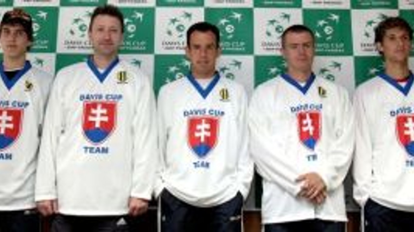 Slovensko sa postaví proti Gruzínsku v tomto zložení: zľava Lukáš Lacko, nehrajúci kapitán Miloš Mečíř, Dominik Hrbatý, Michal Mertiňák a Martin Kližan.