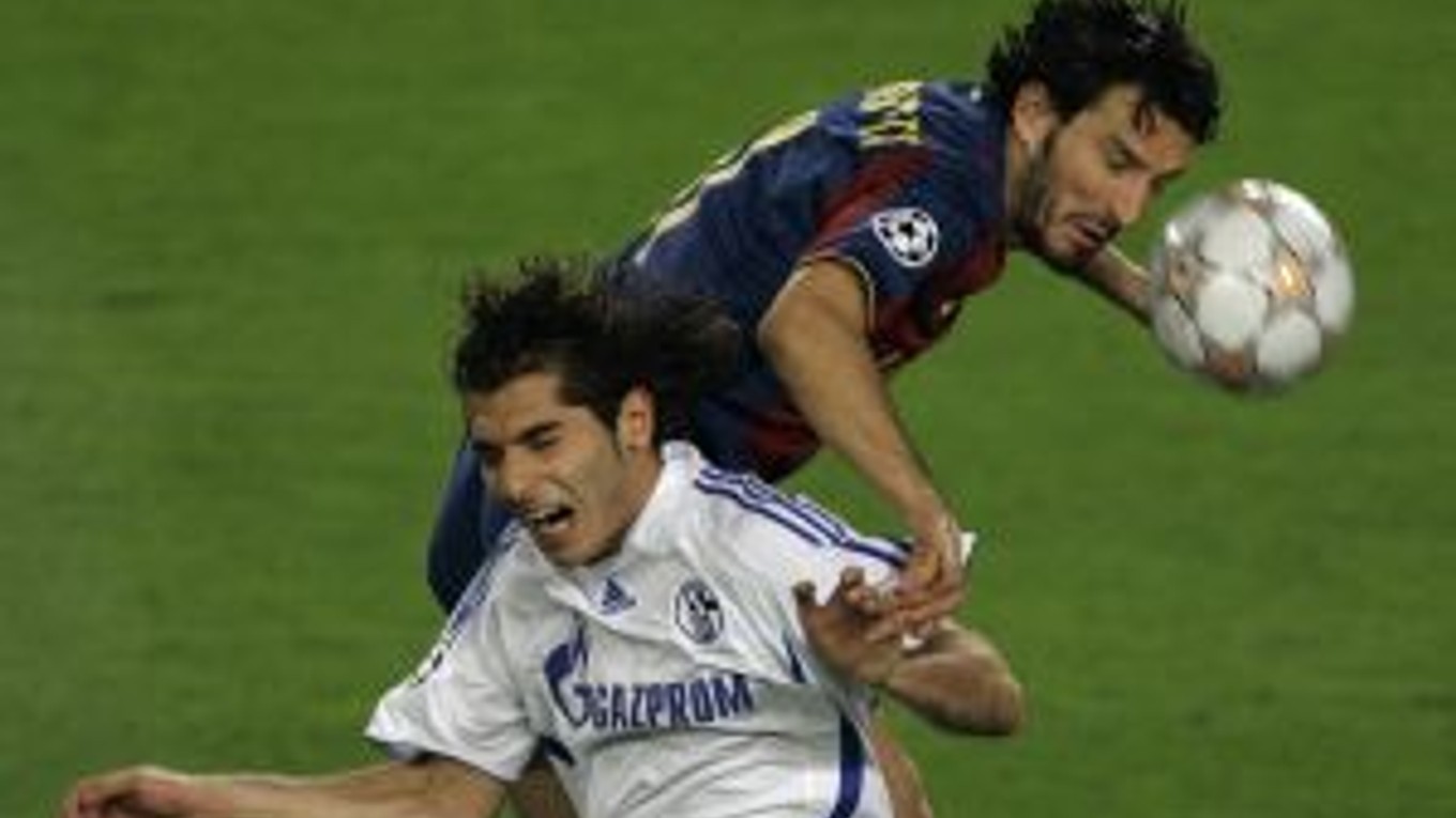 Obranca Barcelony Gianluca Zambrotta (v tmavom) v súboji s Halilom Altintopom (Schalke).
