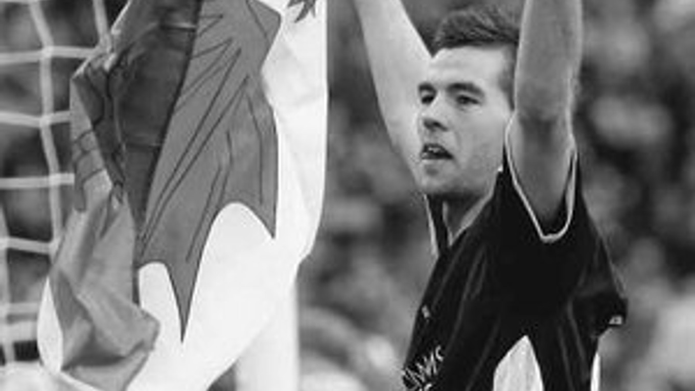 Autor jediného gólu Cardiffu v semifinále s Barnsley Joe Ledley oslavuje aj mávaním waleskou národnou vlajkou.
