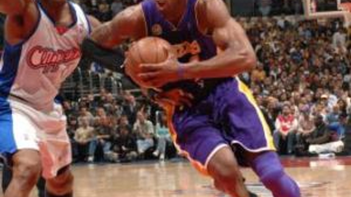 Kobe Bryant v mestskom derby zápase medzi Los Angeles Lakers a Los Angeles Clippers.