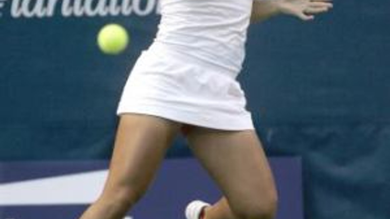 Dominika Cibulková má na turnaji v Amelia Island výbornú formu. keď postúpila už do semifinále dvojhry.