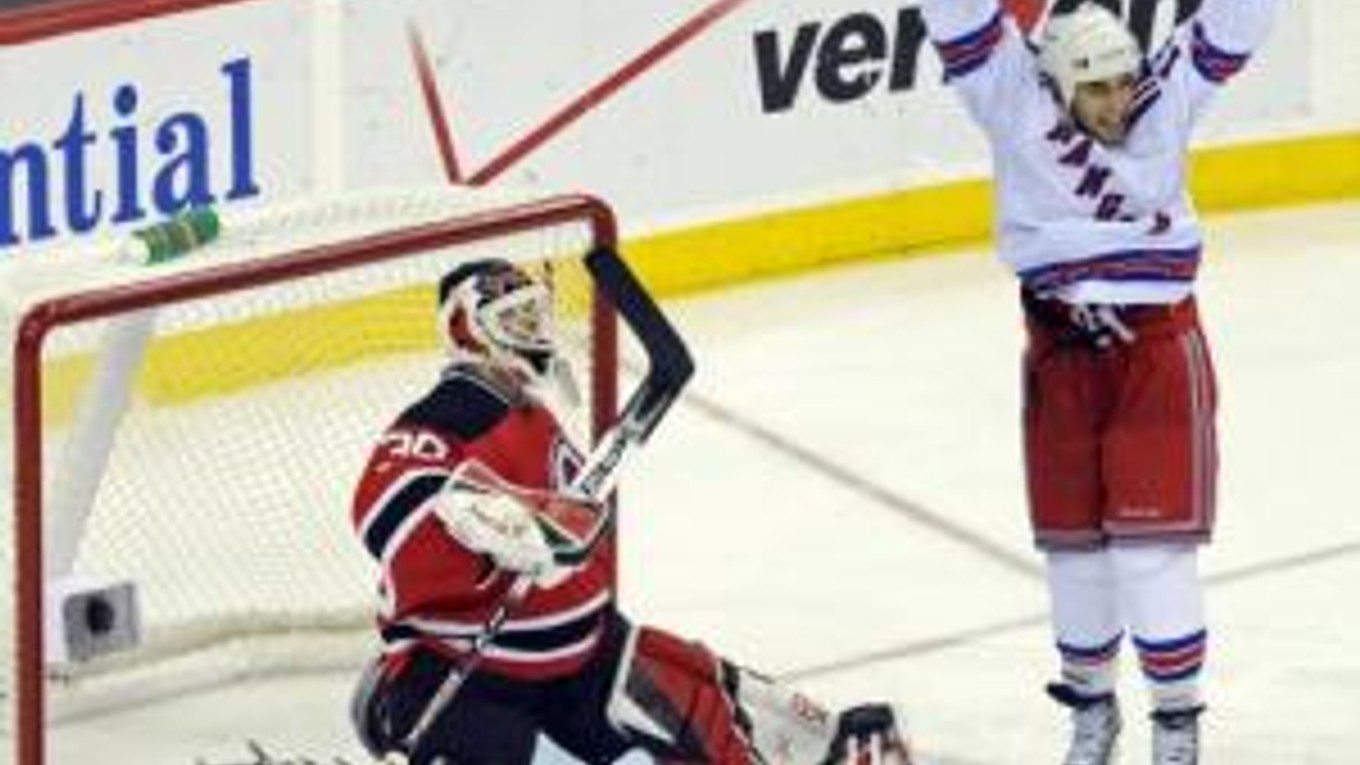 Center New Yorku Rangers Scott Gomez oslavuje svoj gól do siete Martina Brodeura z New Jersey Devils.