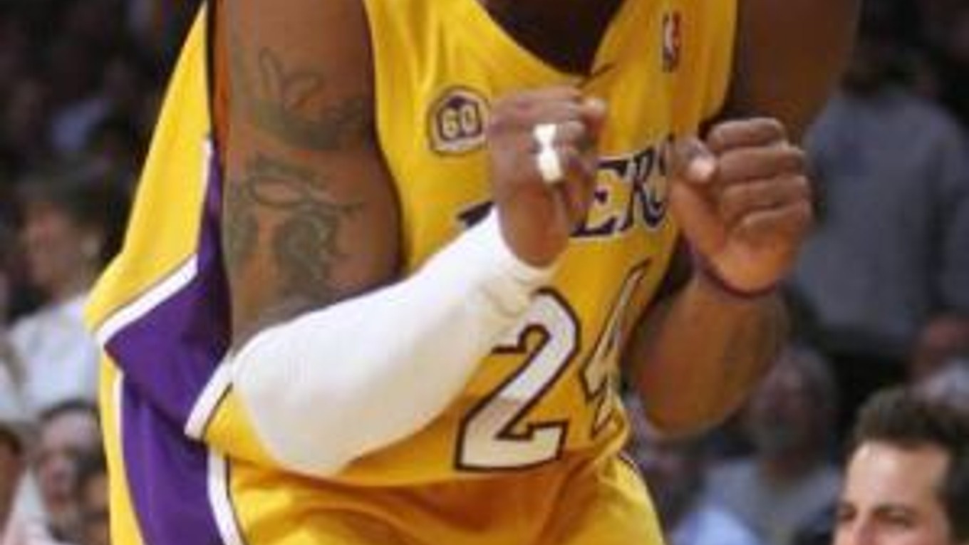 Hviezda Los Angeles Lakers sa teší z cenného víťazstva jeho tímu nad New Orleans Hornets.