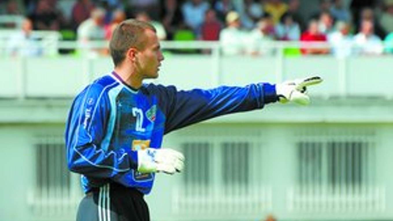 Jozef Talian diriguje obrancov.