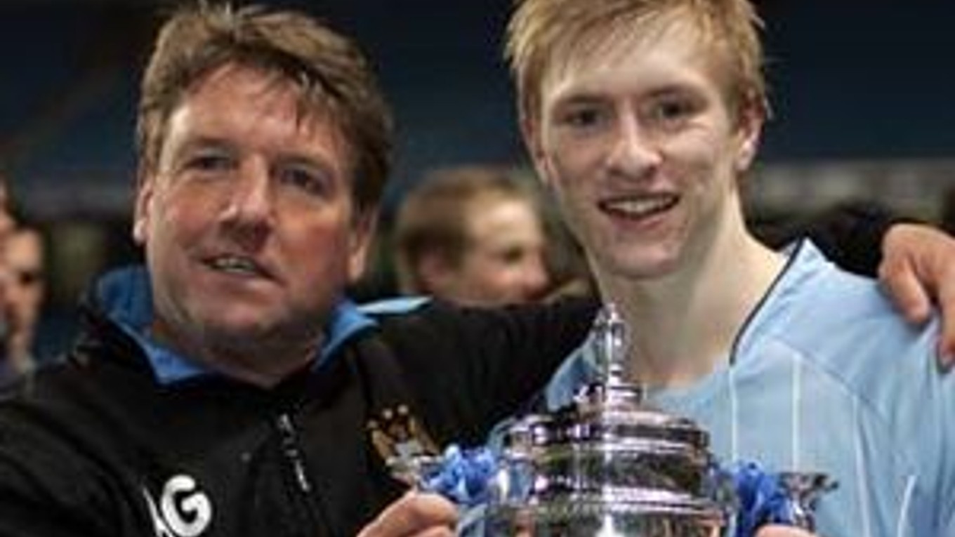 Tréner ManCity Alex Gibson (vľavo) a kapitán tímu Ben Mee.