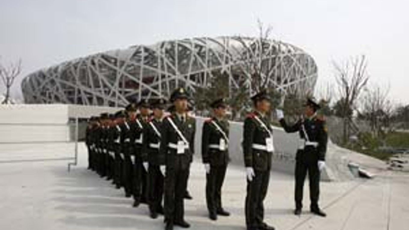 Ústredný štadión pekinskej olympiády pre 91–tisíc divákov včera sprístupnili pre verejnosť.
