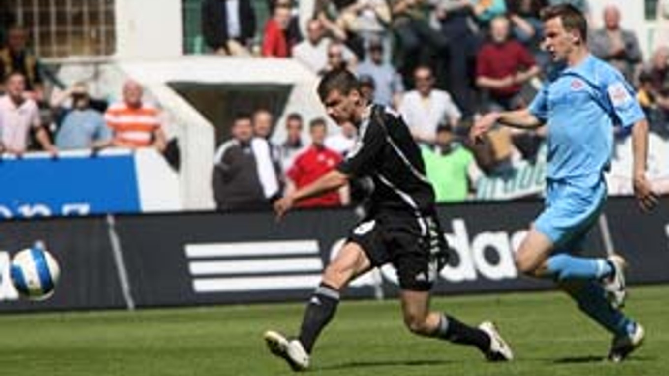 Juraj Halenár po druhý raz triafa do bránky Slovana, vpravo je Martin Dobrotka.