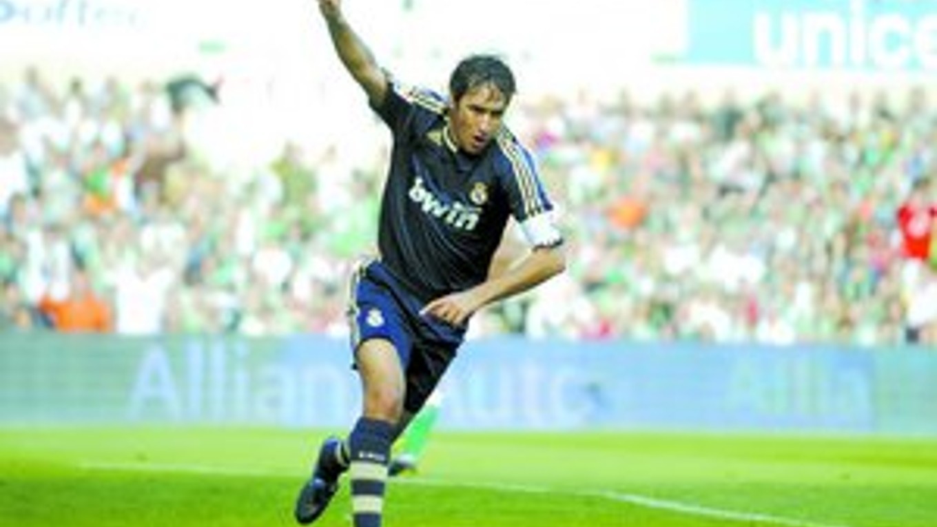 Raúl González sa teší z gólu do siete Santanderu.