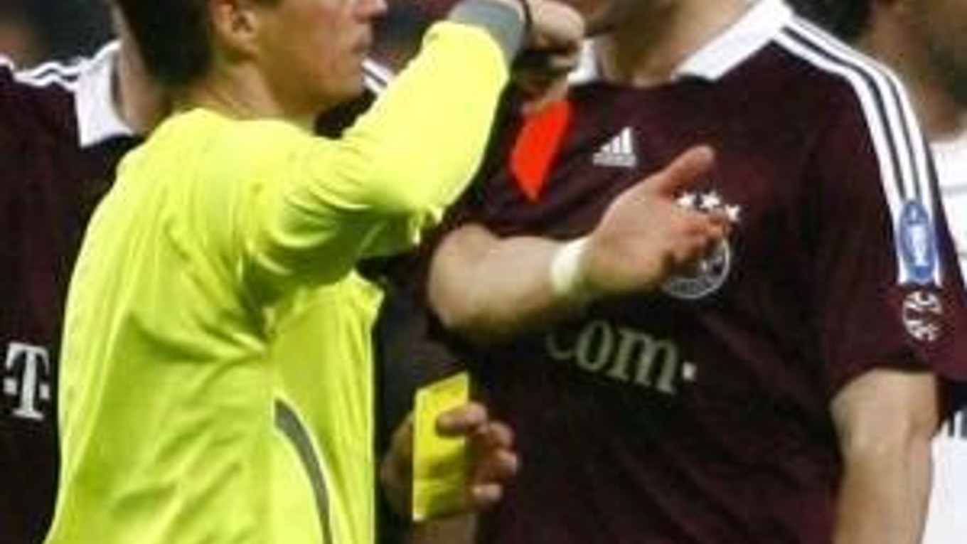 Ľuboš Micheľ (vľavo) bude rozhodovať duel mníchovského Bayernu s Petrohradom. Na snímke vyťahuje červenú kartu hráčovi bavorského klubu Van Bommelovi v zápase, ktorý spadá po minulosezónne vydanie Ligy majstrov (Bayern - Real Madrid 2:1).