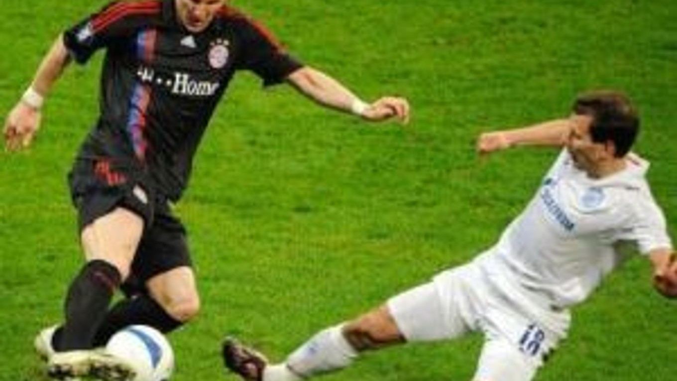 Strenopoliar Bayernu Bastian Schweinsteiger (vľavo) sa snaží prejsť cez hráča Zenitu Konstantina Zyrjanova.