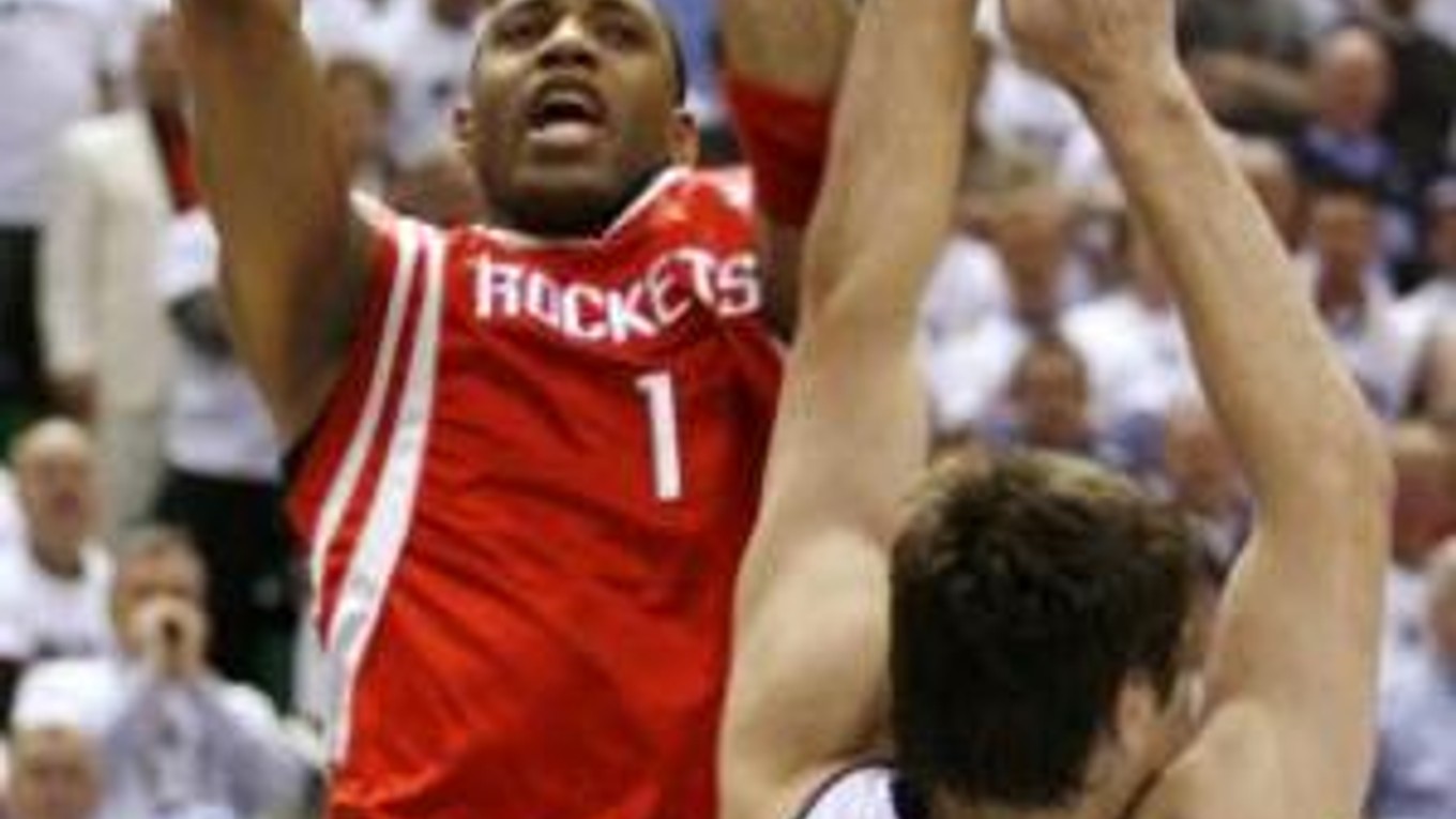 Tracy McGrady pomohol svojmu Houstonu k výhre v Utahu 27 bodmi.