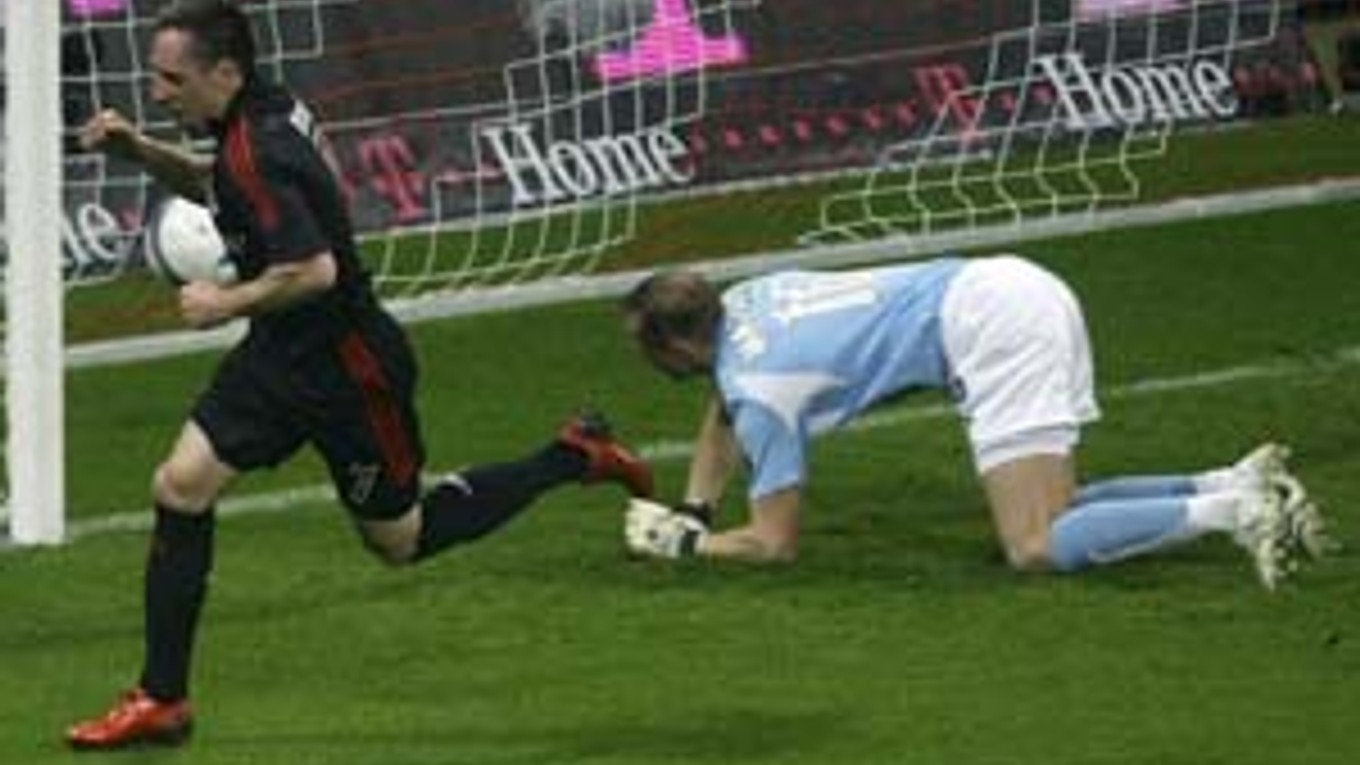 Franck Ribéry (vľavo) sa teší po góle do siete brankára Zenitu Petrohrad Viačeslava Malafejeva, ktorý dosiahol až dorážkou po vyrazenom pokutovom kope.