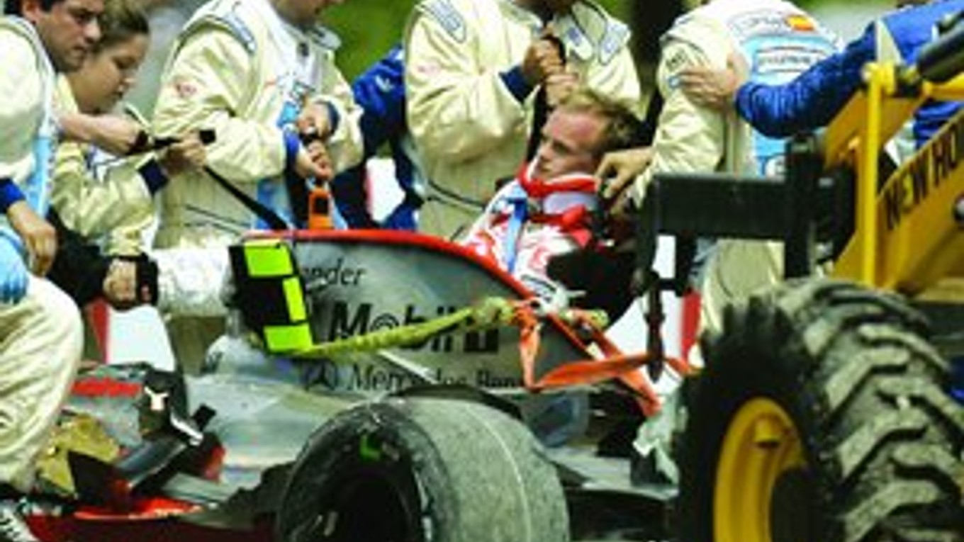 Po vyslobodení z monopostu previezli fínskeho jazdca McLarenu Heikkiho Kovalainena vrtuľníkom do nemocnice.