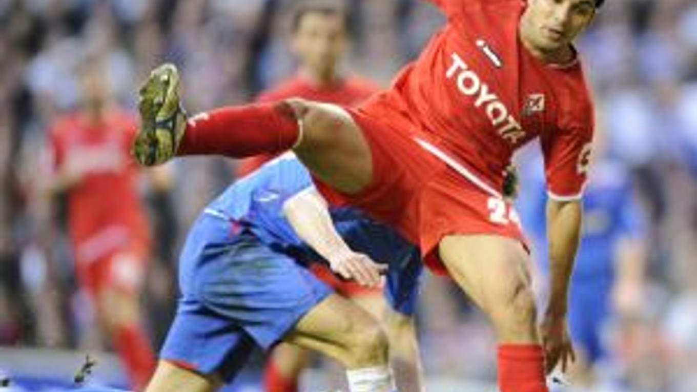 Pohár UEFA má na programe semifinálové odvety.