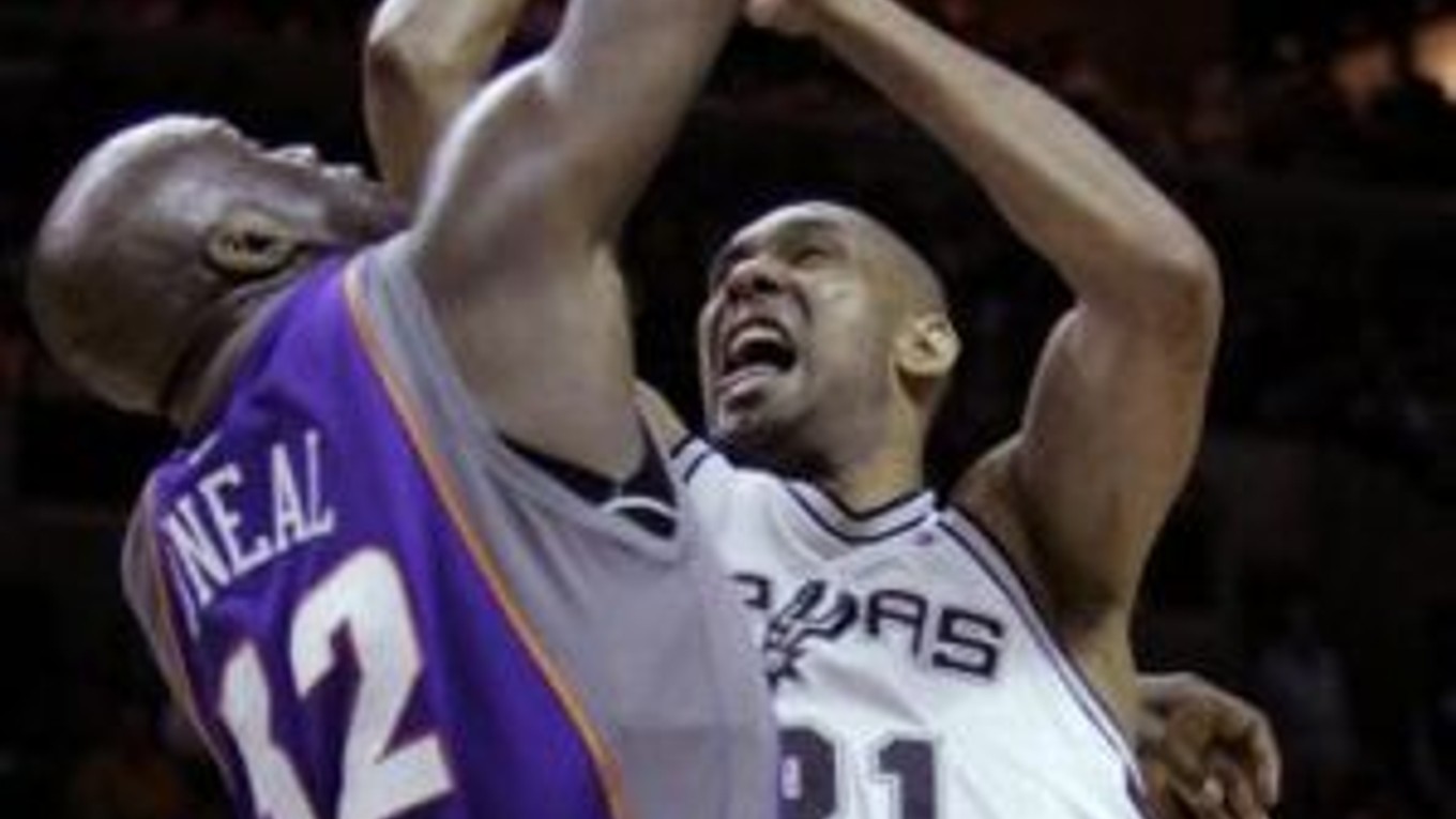 Opora San Antonia Tim Duncan (vpravo) zakončuje bránený Shaquillom O'Nealom z Phoenixu.