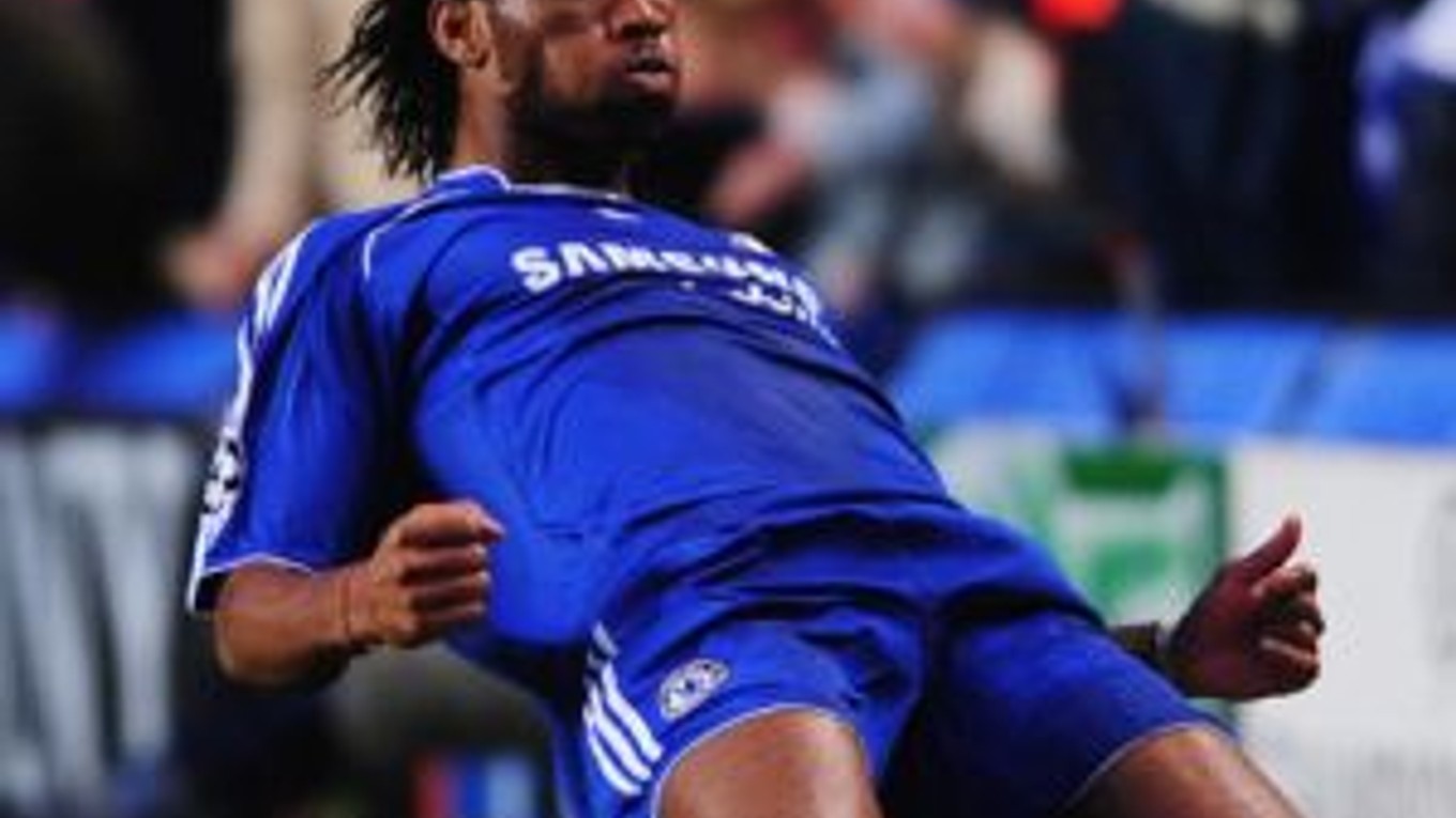 Didier Drogba sa dvomi gólmi pričinil o postup Chelsea do finále.