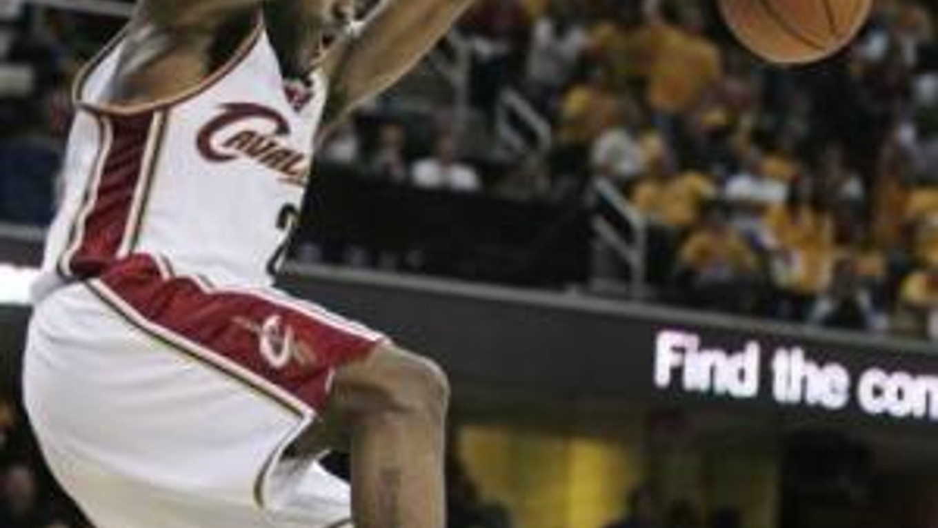 Clevelandu v noci k výhre nepomohlo ani 34 bodov LeBrona Jamesa.