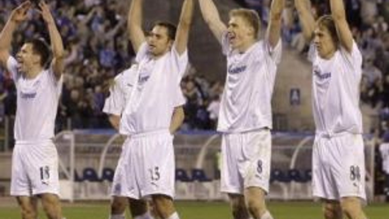 Hráči Petrohradu oslavujú postup do finále európskej pohárovej súťaže číslo 2.