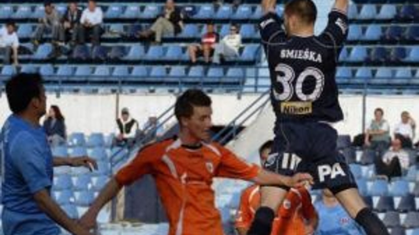 Brankár Ružomberka Roman Smieška zasahuje počas zápasu na Tehelnom poli.