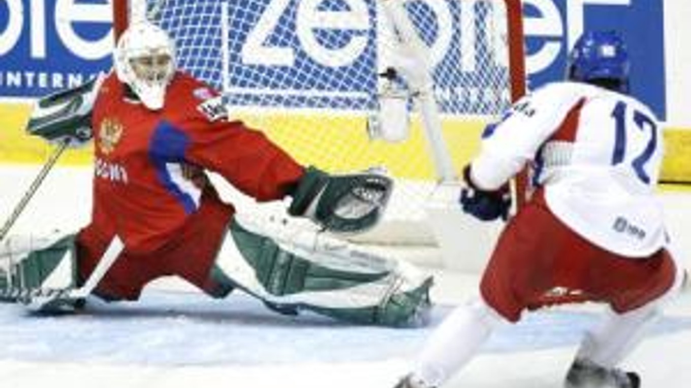 Aleš Kotalík strieľa druhý gól Česka.