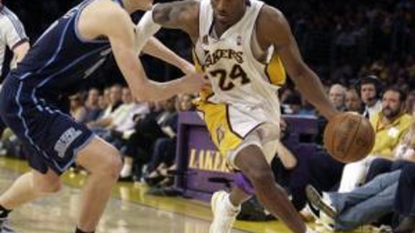 Kobe Bryant nastrieľal v prvom zápase proti Utahu 38 bodov.