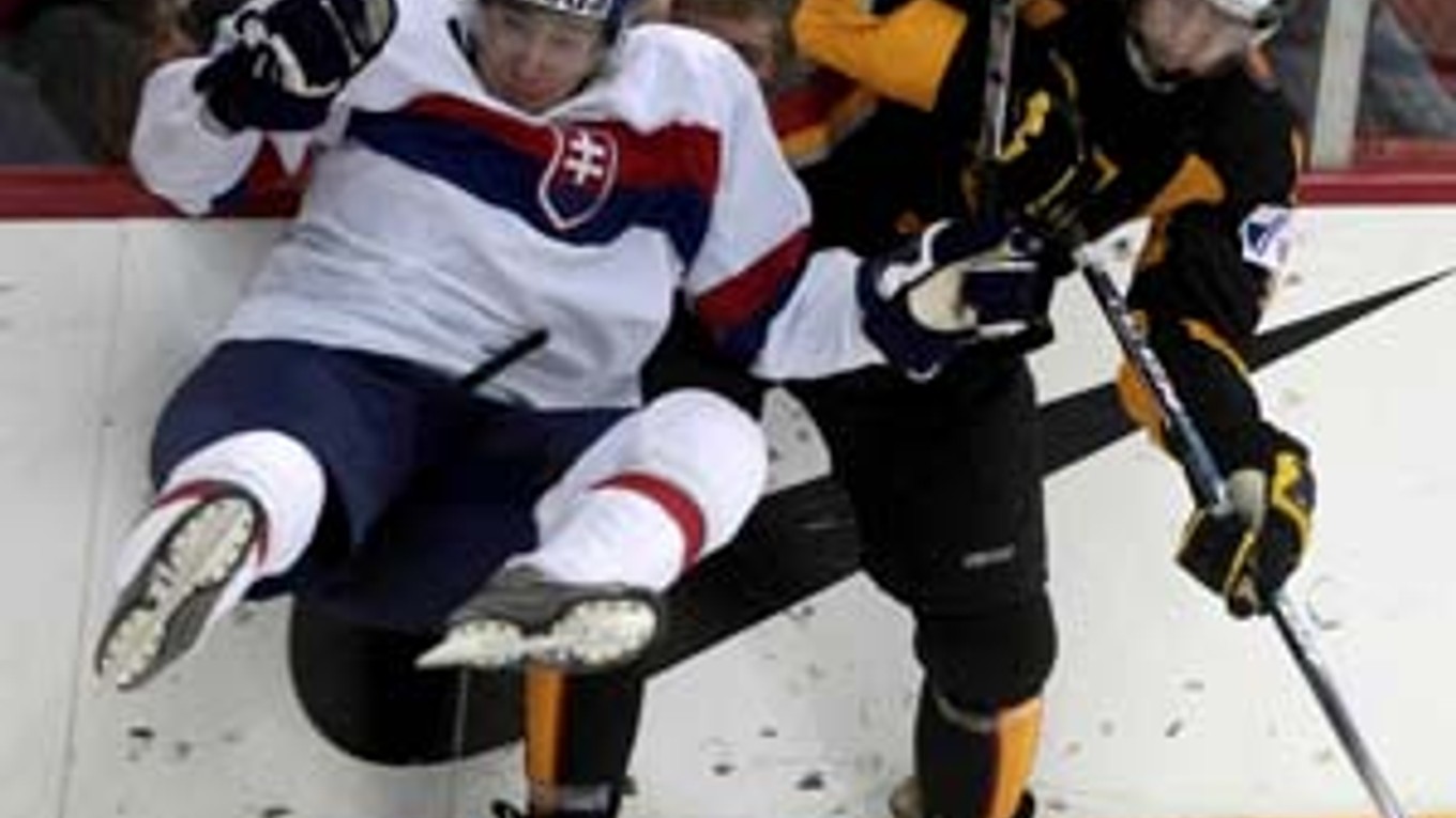 Slovenský útočník Tibor Melichárek v súboji s nemeckým obrancom Frankom Hordlerom v našom osudnom zápase Slovensko – Nemecko 2:4.