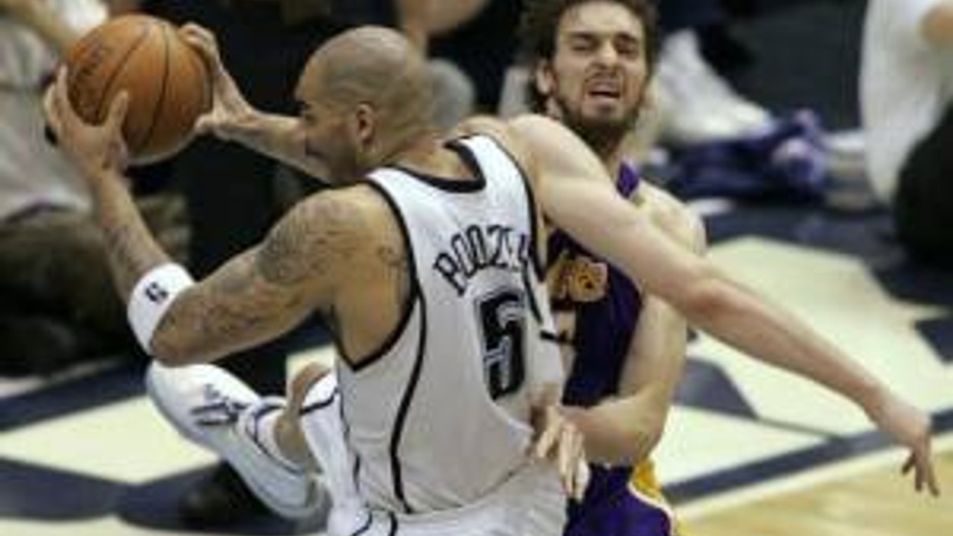 Hlavnú zásluhu na nočnom zápas Utahu mal krídelník Carlos Boozer, ktorý dominoval pod oboma košmi.