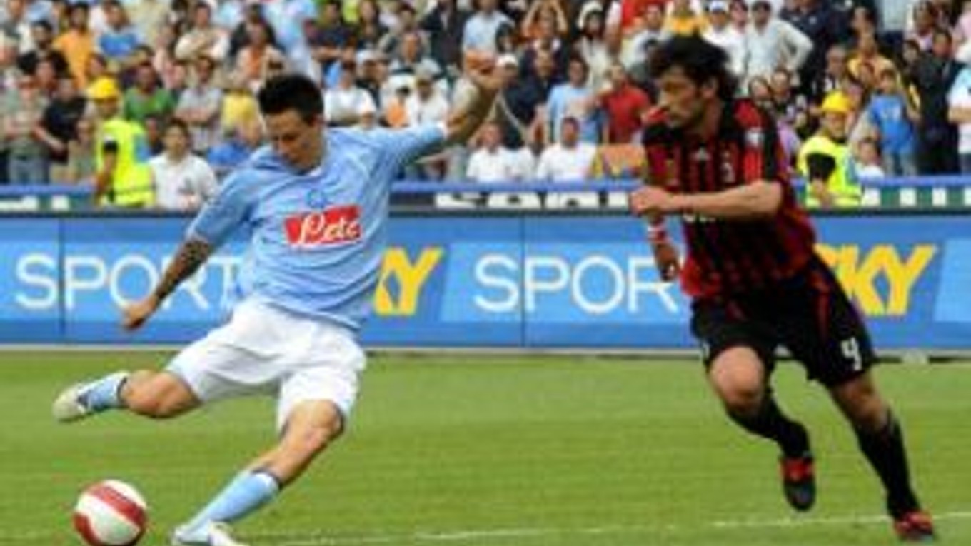 Marek Hamšík strieľa na bránu AC Milána.