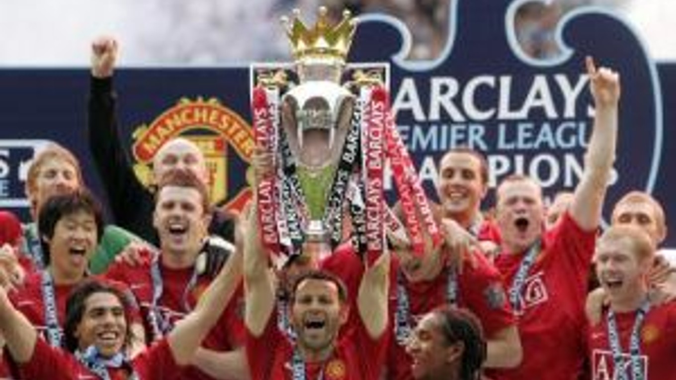 Futbalisti Manchesteru United s pohárom za víťazstvo v Premier League.