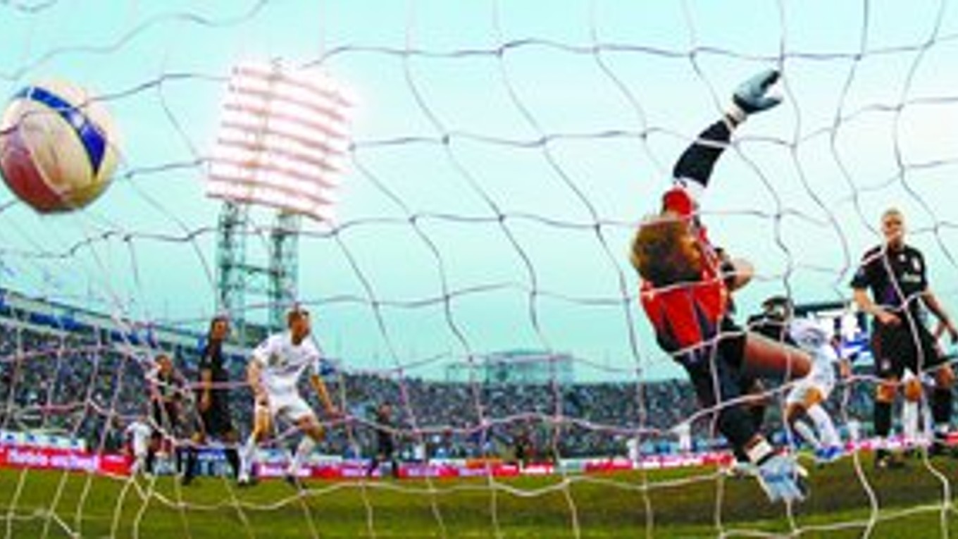 Brankár Bayernu Oliver Kahn inkasuje štvrtý raz od Zenitu v semifinálovej odvete Pohára UEFA.